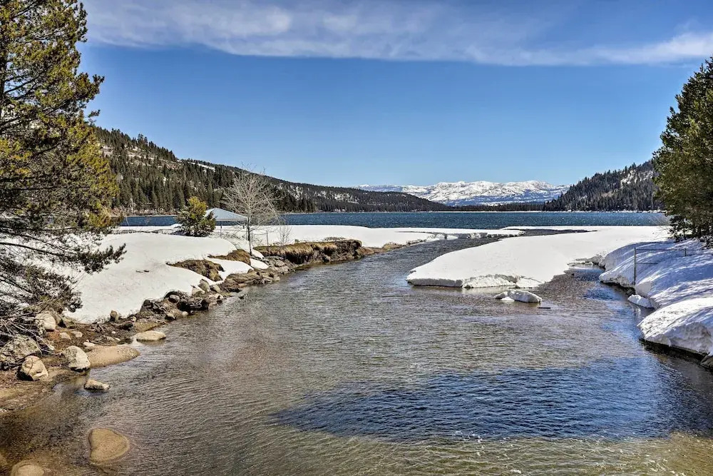 Truckee Family Home, Walk to Lake + 5 Mi to Skiing
