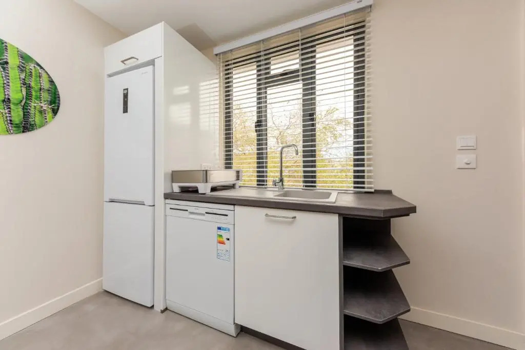 Les Cerisiers Beach Residence, Cosy and Modern 3 bedroom apartment located 50 metres from the beach and from all amenities and restaurants on the coastal road