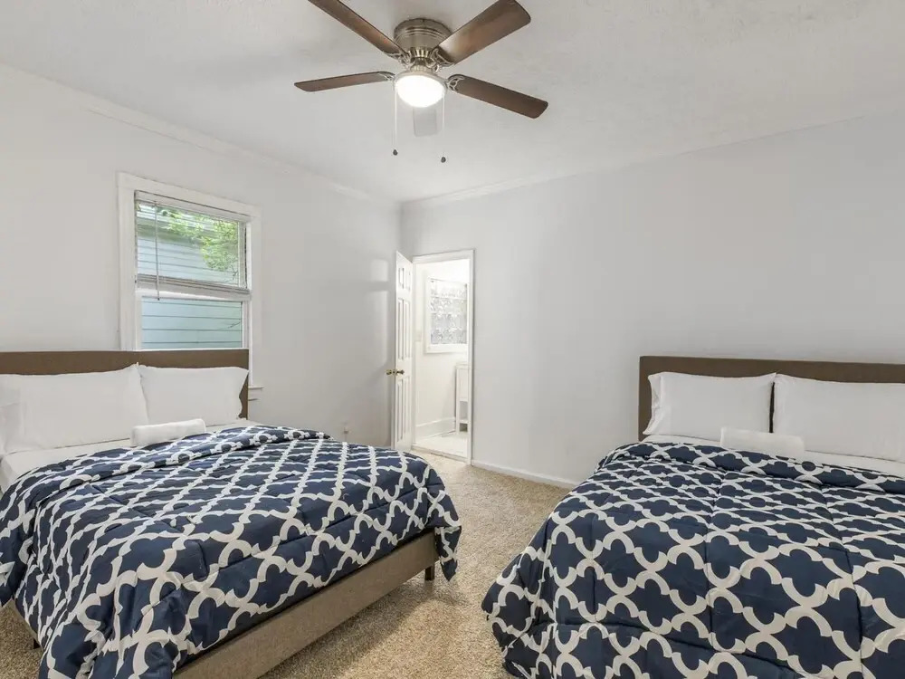 7 bedrooms Spacious House Near Downtown w Parking