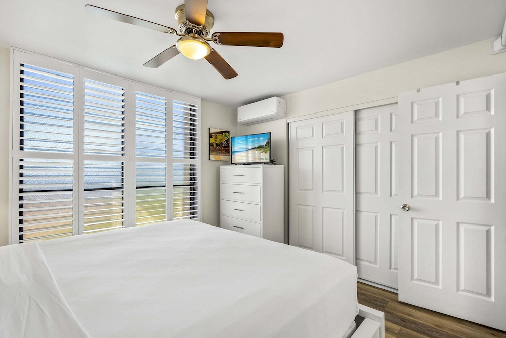 Kihei Akahi D-515: Newly Renovated Ocean View, No Carpet, 3 Zone Split AC, Wi-fi
