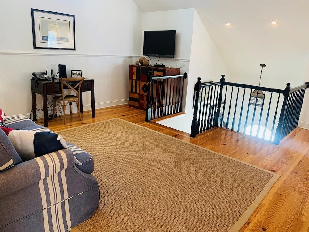 Holden Point - 5 Br Home