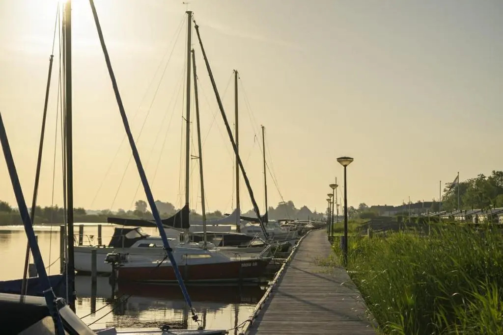 Waterchalet number 6 Recreationpark Yn'e Lijte Grou met ligplaats boot