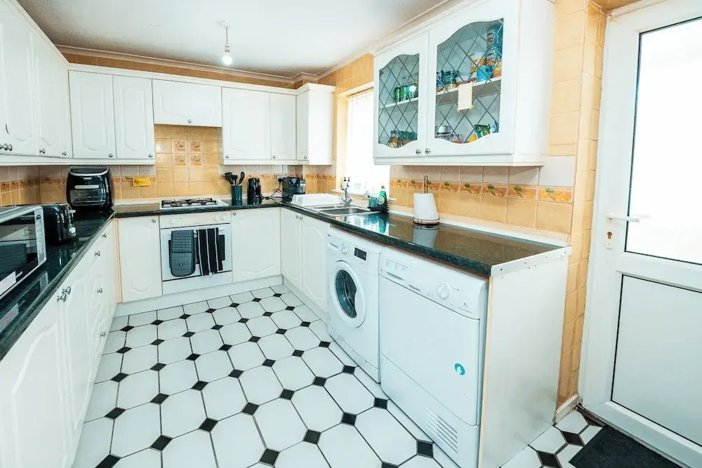 3-bed City Retreat - Sleeps 8, Garden & Parking