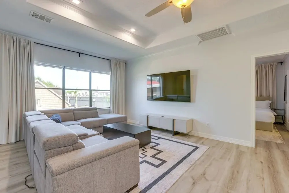 Yard & Workspaces: Luxe Duplex Unit in Houston
