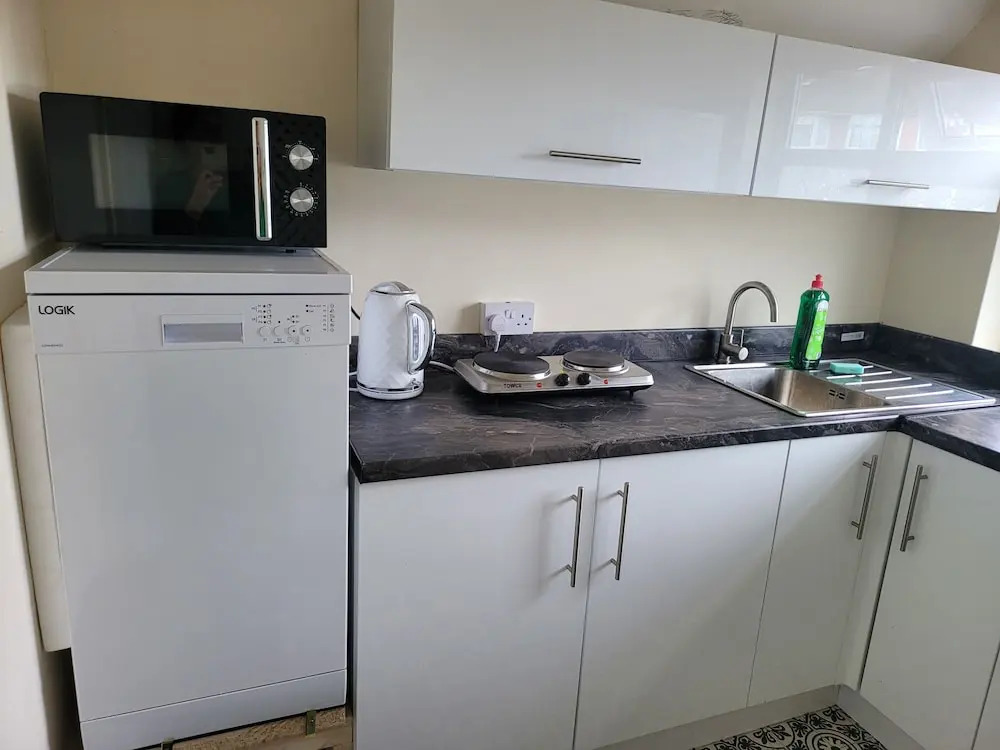 Apartment - Sleeps 2 - Parking - Near Station