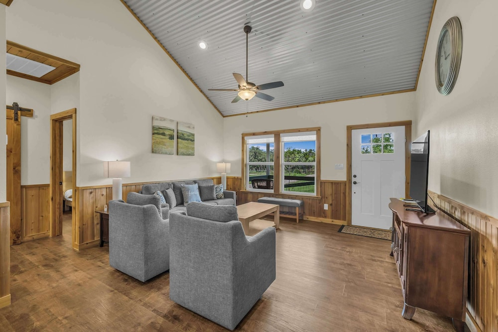 Farmhouse Charm 10 Min to Downtown, Pet Friendly!