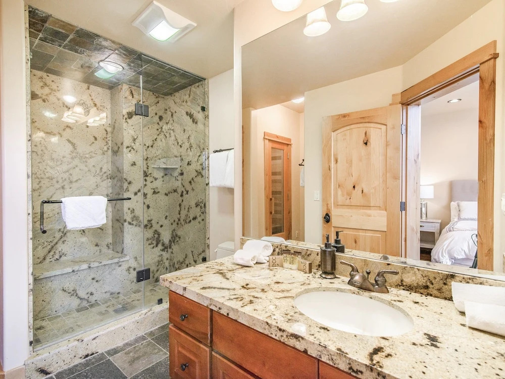 Stunning and Spacious in Truckee by RedAwning