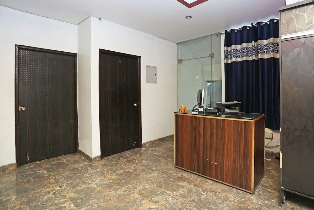 OYO 15172 R D Plaza