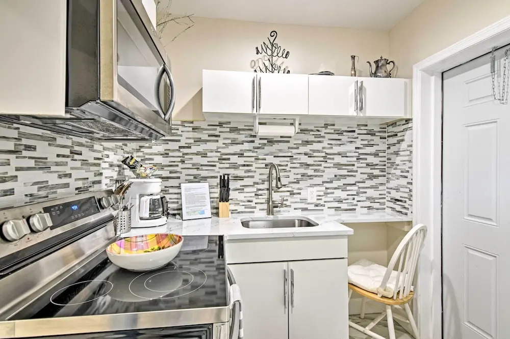1 Block to Deerfield Beach: Studio w/ Fire Pit!