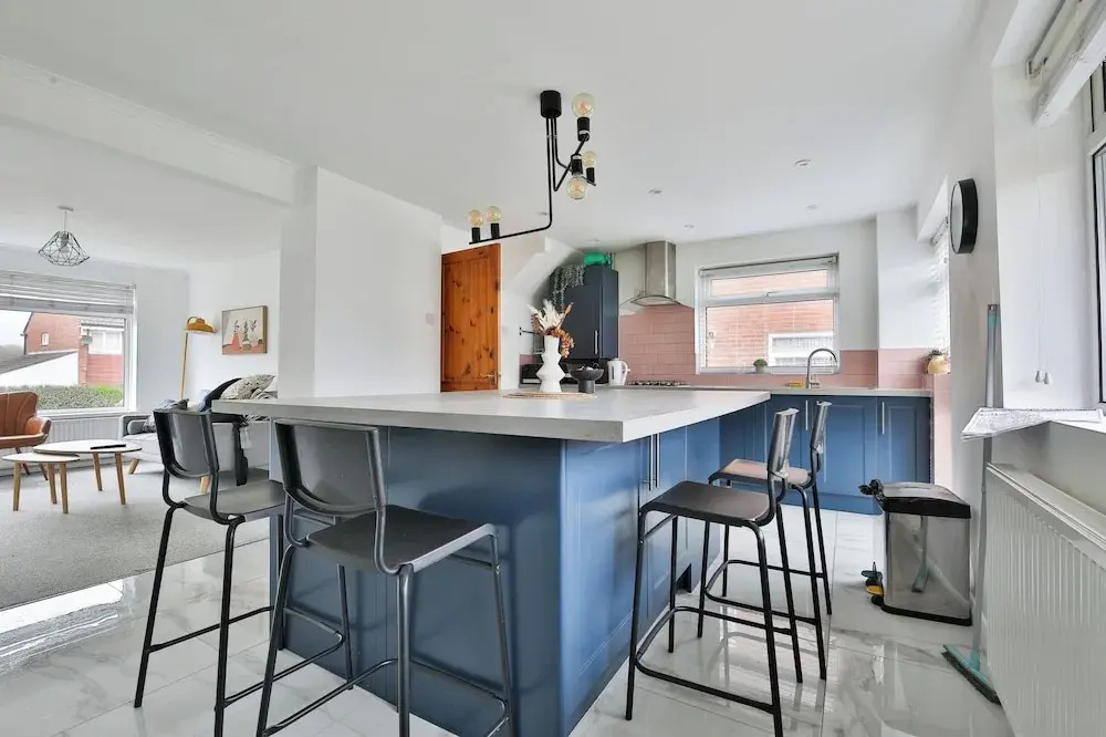3 Bed House with Private Parking