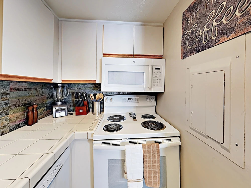 Lower Honoapiilani Condo Unit #404 2 Bedrooms 2 Bathrooms Condo