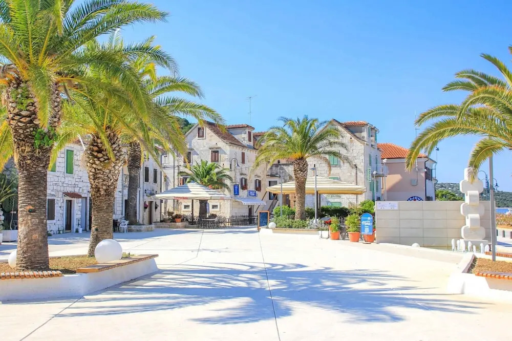Seafront apt With Terrace, 4 Bedrooms and Mooring