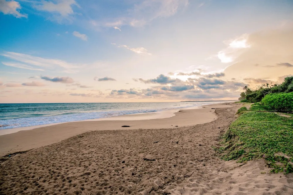 Arhimser Villa-superb 4 bedroom beachfront BB for 8 Ranna, Tangalle, pick up, serviced, taxes included