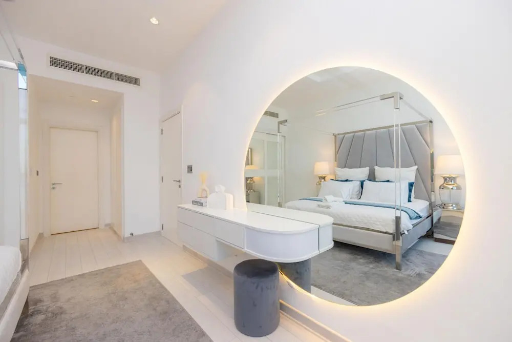 Sophisticated 1BR Palm Apt w Beach Access