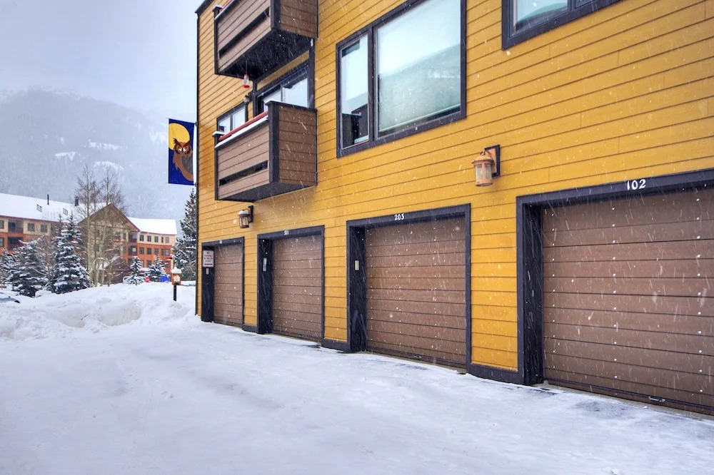 Beautiful Mountain Condo A Minute to Lift - AN210 by RedAwning