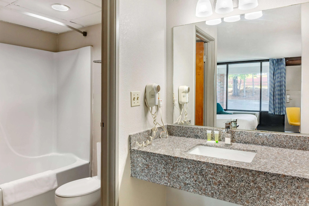 Days Inn & Suites by Wyndham Rocky Mount Golden East