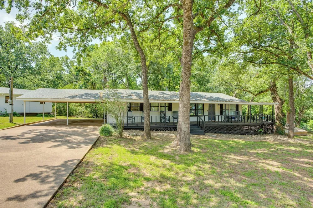 Lake View & Decks: Pet-Friendly Mabank Home