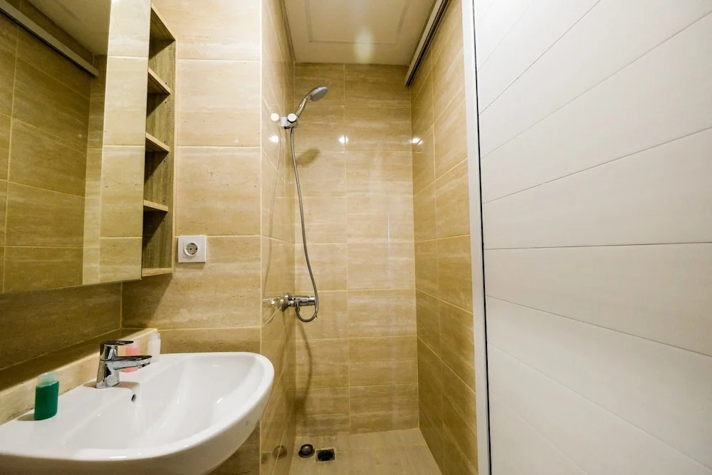Spacious Studio Apartment at Springwood Residence By Travelio