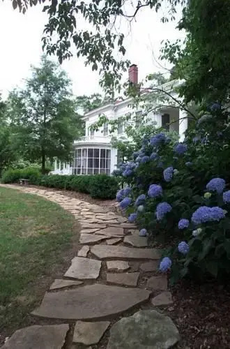 Madison Oaks Inn & Gardens