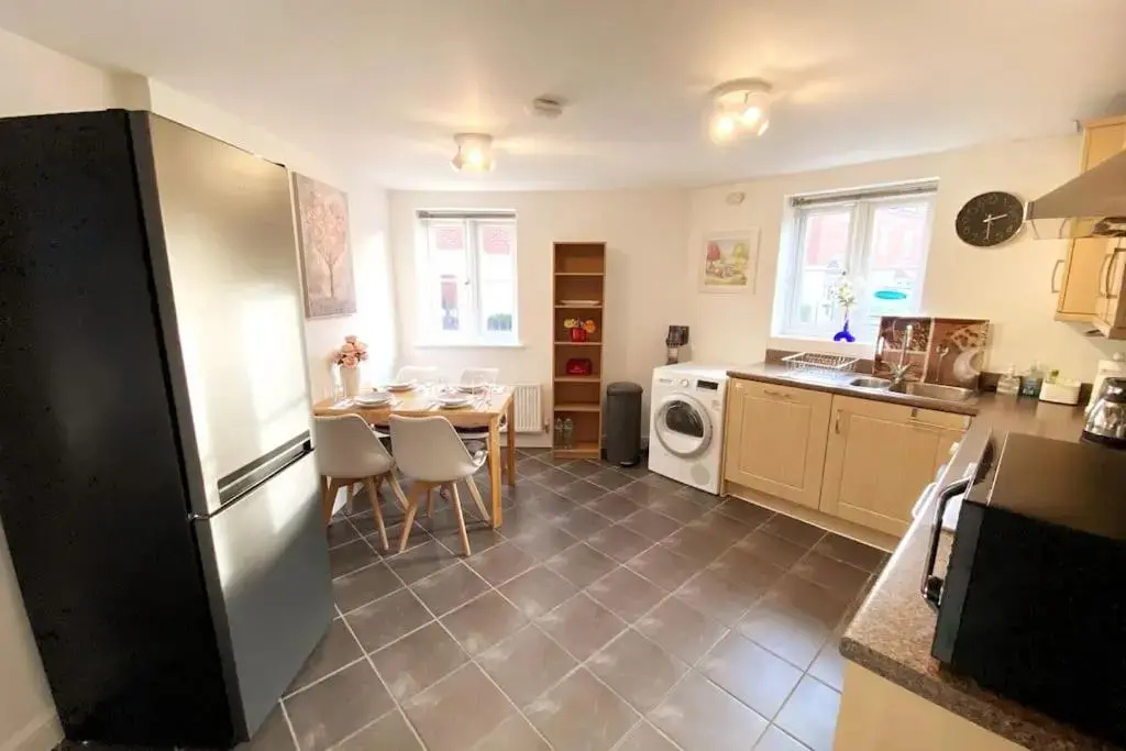 Modern & Stylish 2 Bedroom Apartment! - Ground Floor - FREE Parking for 2 Cars - Netflix - Disney Plus - Sky Sports - 1 Gigabit Internet Service - Newly decorated - Sleeps up to 4! - Close to Bournemouth Train Station