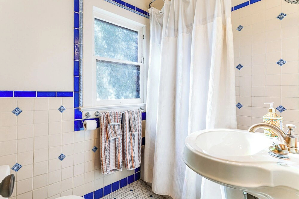 Near Restaurants + Light Rail: Phoenix Getaway