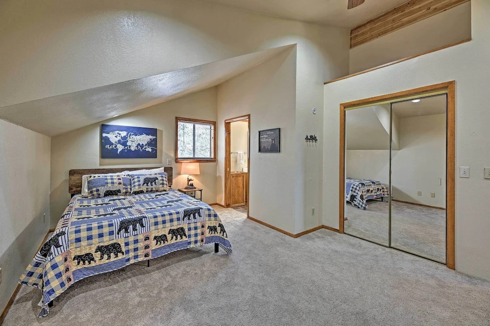 2 Decks & Game Room: Expansive Family Cabin