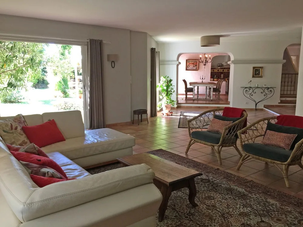 Spacious Villa With Private Swimming Pool a few Minutes' Walk From Lorgues