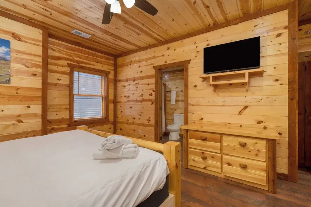 Dolly's Lodge by Avantstay Sleeps 28 - Luxe Smokies Cabin Game Room, Hot Tub, Views, Near Attractions
