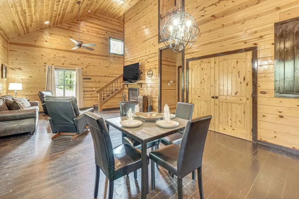 Cabin w/ Hot Tub & Deck: 5 Mi to Broken Bow Lake