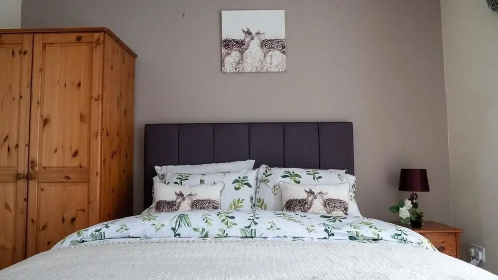5 Bedroom Guesthouse in Quiet Cul-de-sac location.