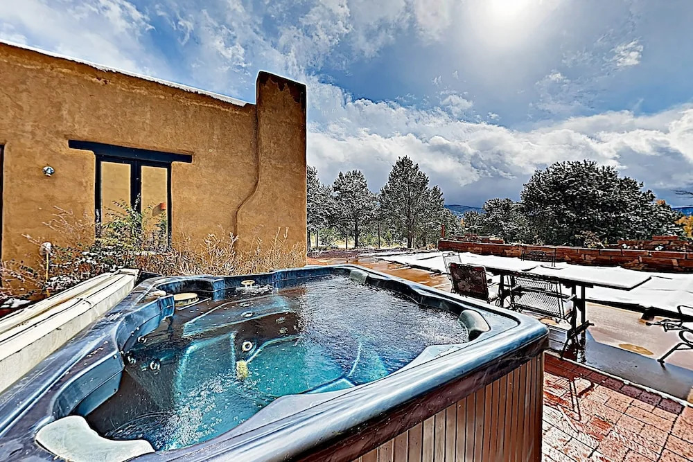 Extraordinary Private W/ Pool & Hot Tubs 6 Bedroom Home
