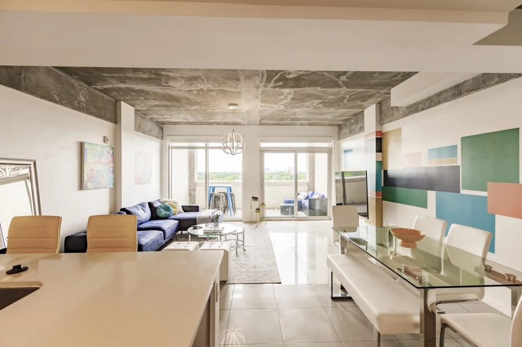 Hang Ten- Large Townhome, lux amenities, parking