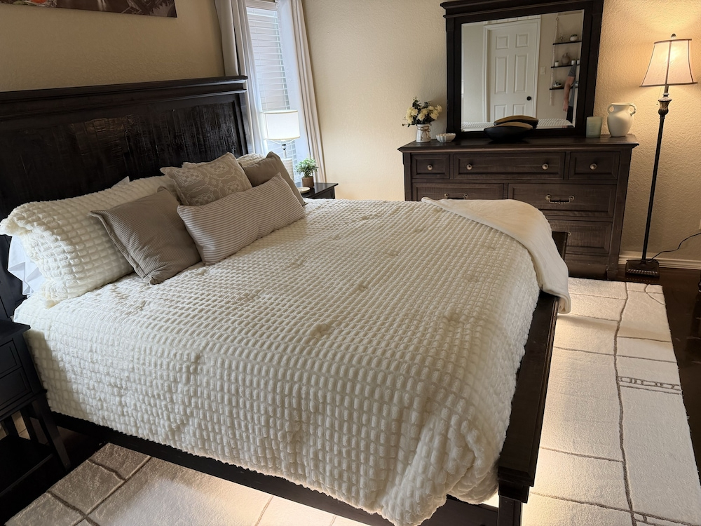 Pet-Friendly 3BR Fire Pit & Games Near Sea World