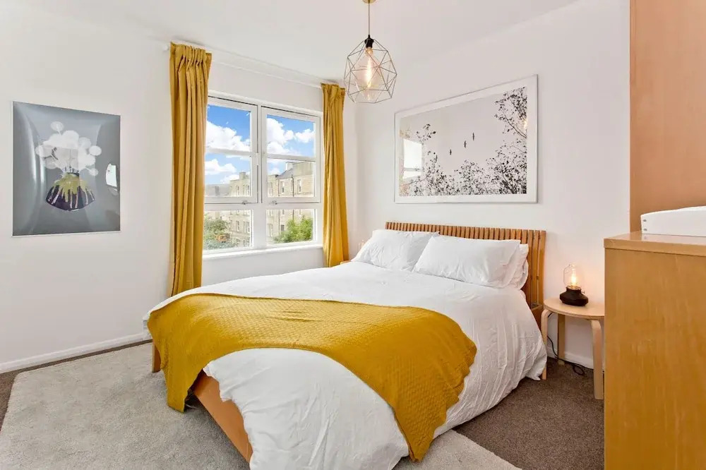 Arty 2 Bedroom Flat By Leith Shore