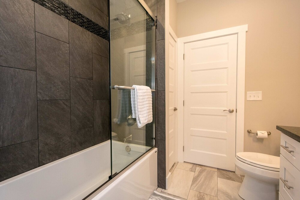Modern Upper Retreat w Free Tix Deck 2 Suites