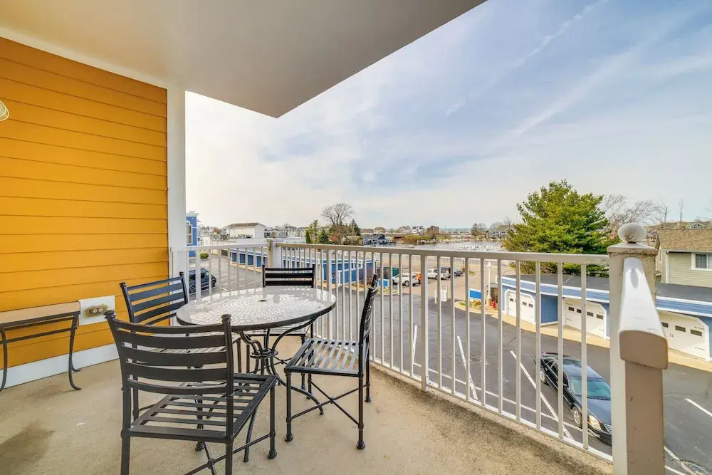 Charming New Buffalo Condo: Walk to Lake Michigan!