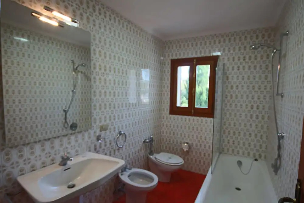 Only 100m to the Beach! Spacious Villa With Private Pool - 12 People