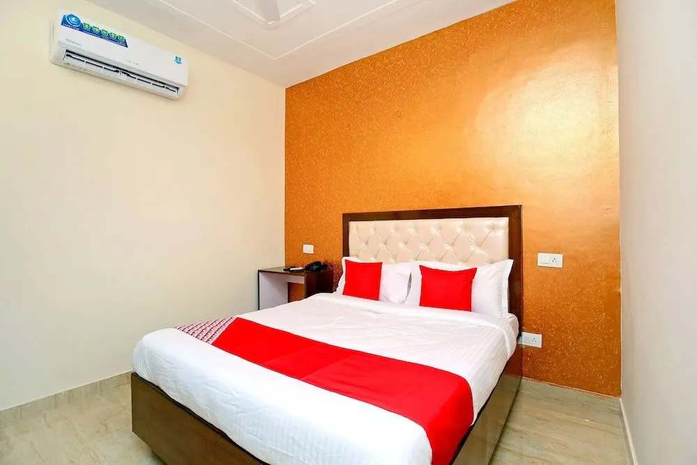 OYO 40307 Mohali Blue