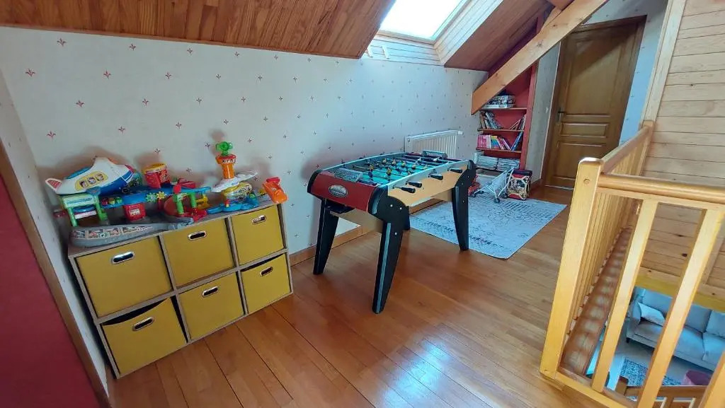 Grande maison , jardin,flipper,babyfoot, ping pong, 1 km mer, proche golf, Port en Bessin, Bayeux et plages du débarquement, adaptée enfants