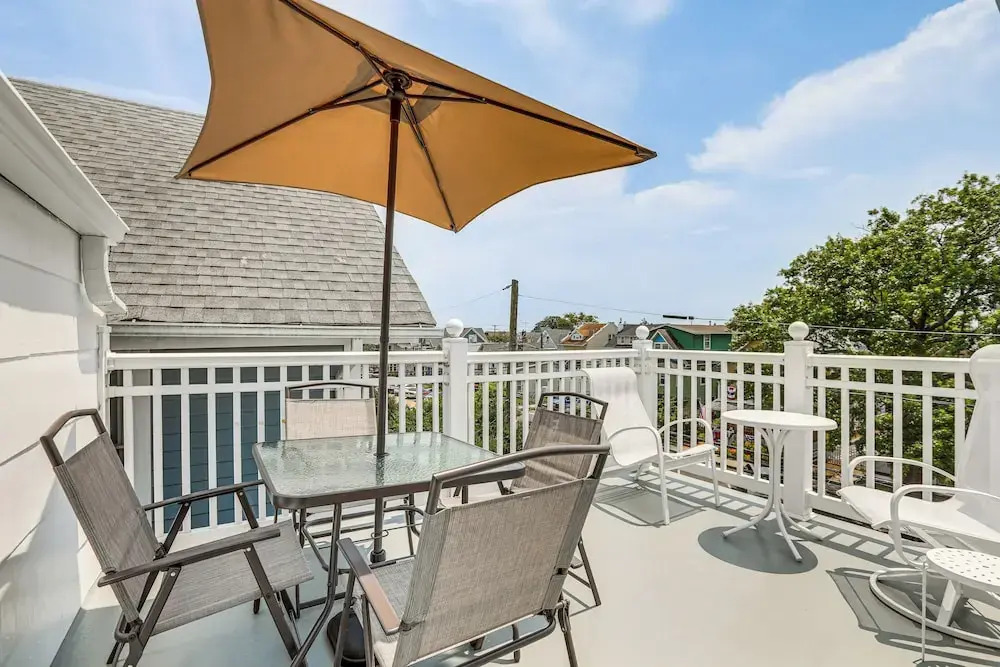 Stroll to Ocean Grove Boardwalk & Beach: Sleek Apt