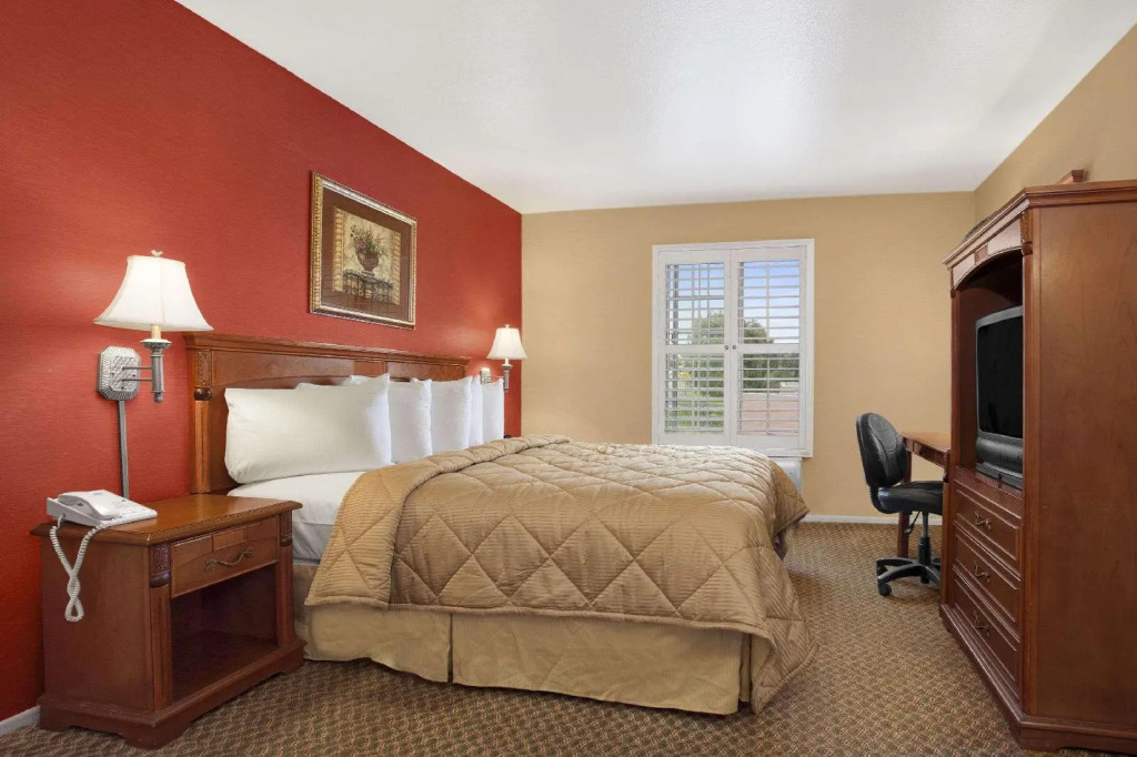 Travelodge Inn & Suites by Wyndham Gardena CA