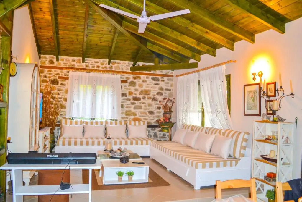 Nikos Stone House 80m from the beach with wifi