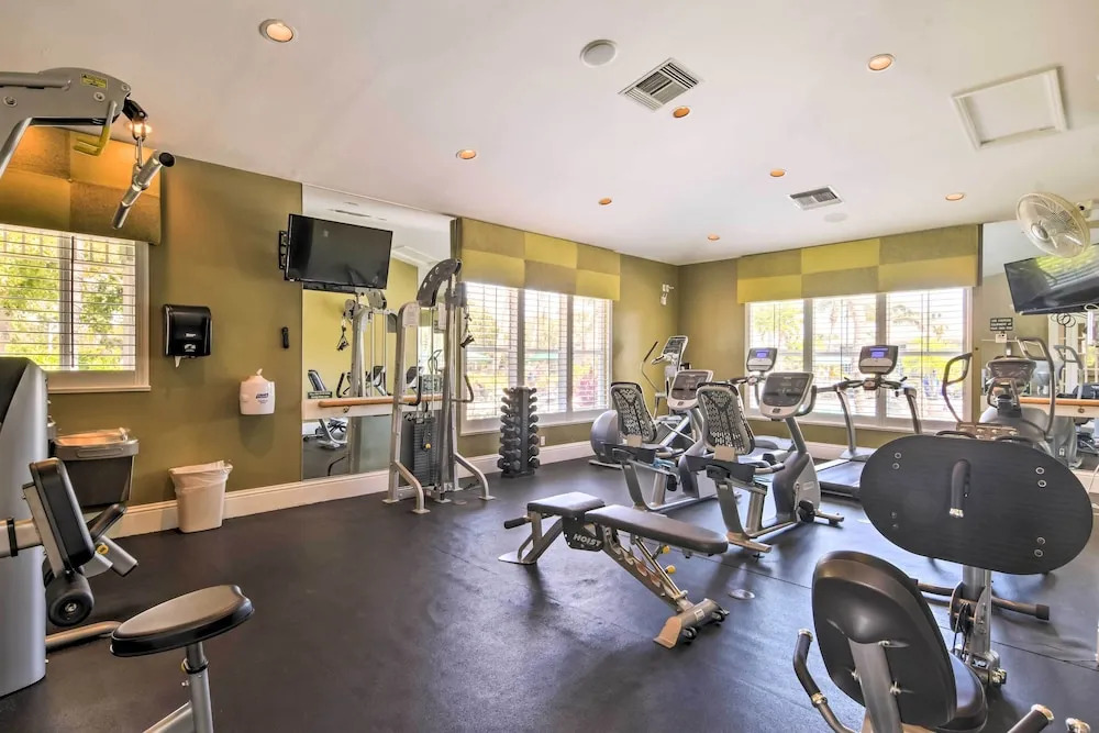 Naples Condo w/ Pond Views & Patio - Near Golf!