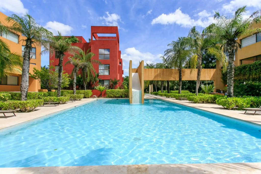 Colorful PH with private rooftop & pool in Playacar!
