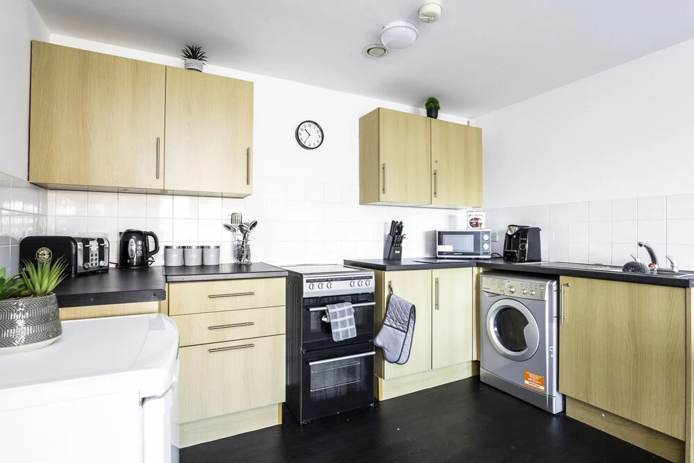 Large Apartment With Balcony Free Parking & Fast Wifi
