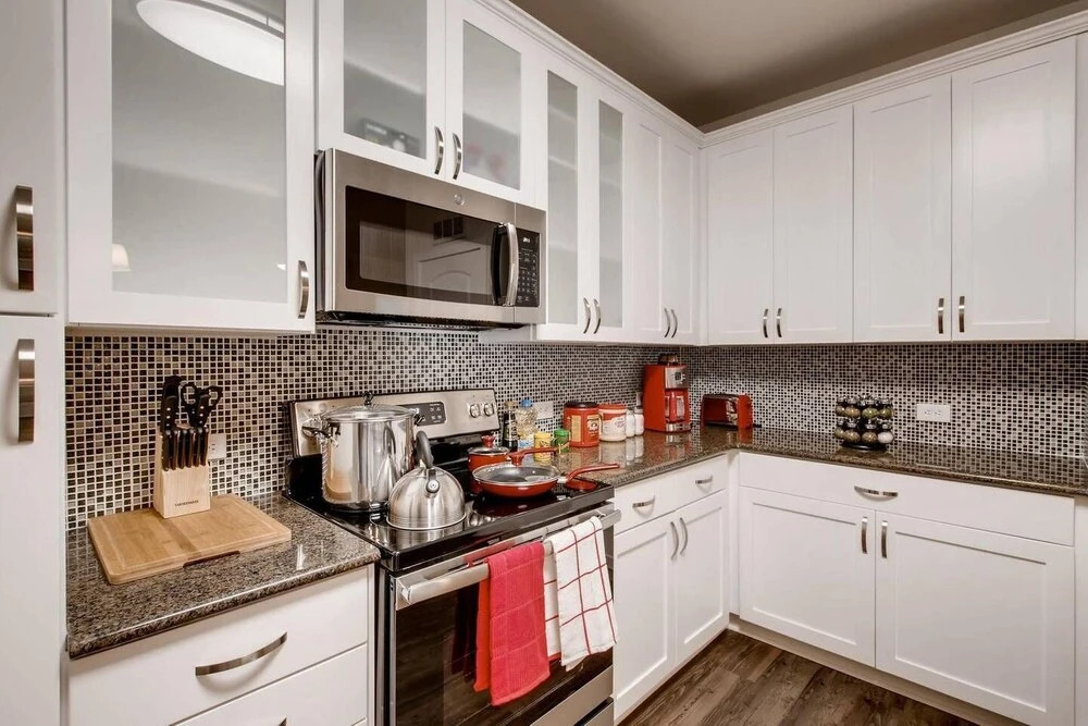 Immaculate 2BR/2BTH - Office/dining seating - Fast WIFI - Patio - Free Parking! (FV2)