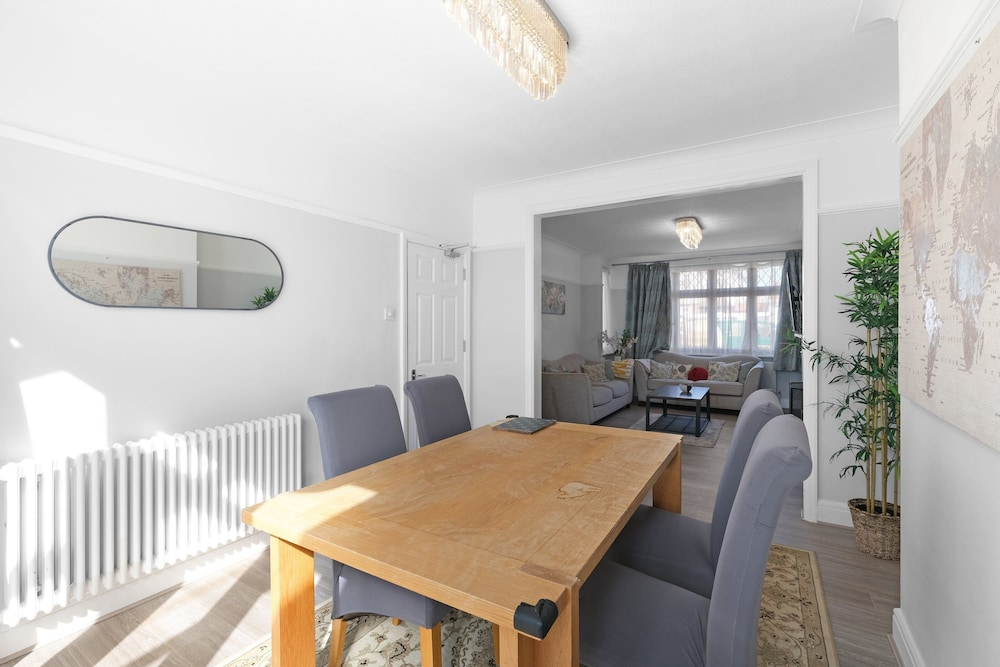 Spacious 5 Bedroom Family Home in Harrow