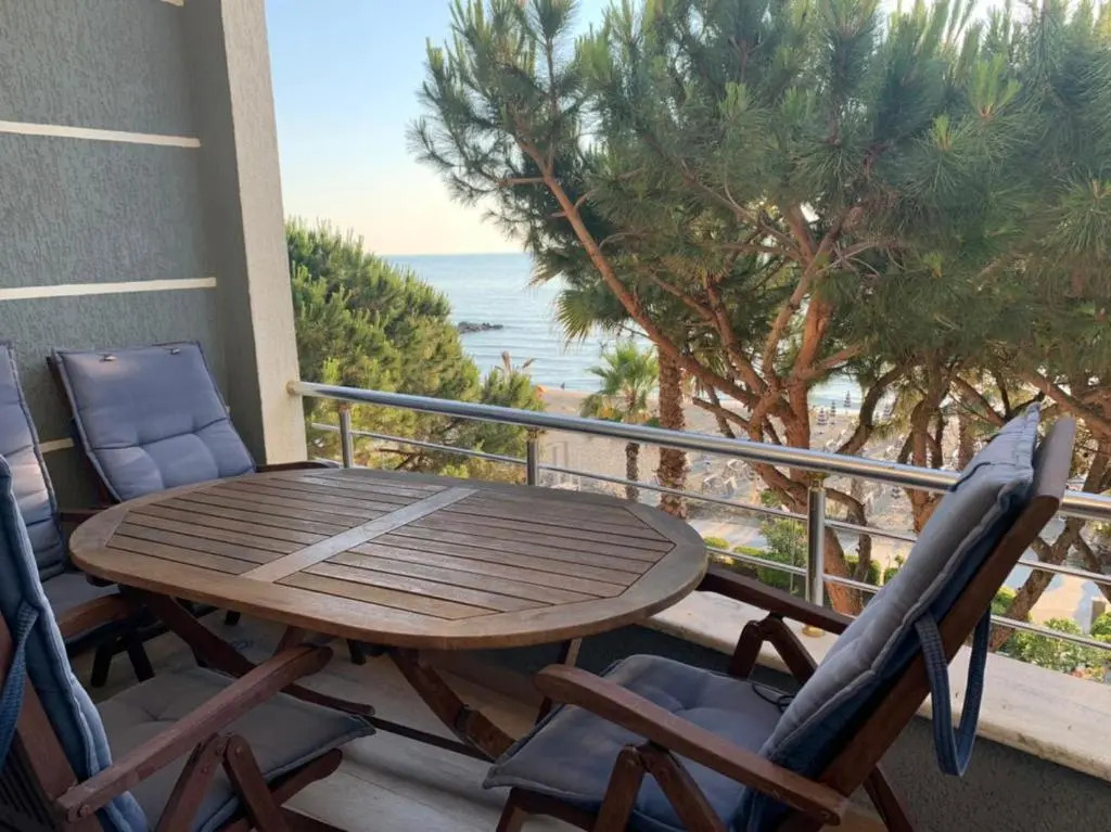 Mia's Sea View Apartment