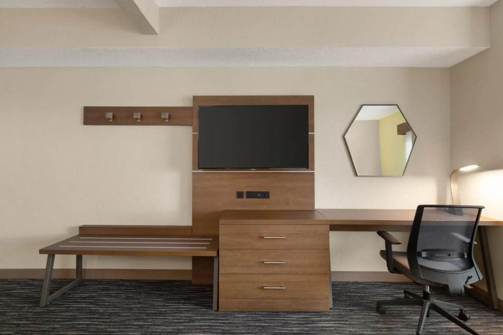 Holiday Inn Express & Suites Pembroke Pines-Sheridan St by IHG