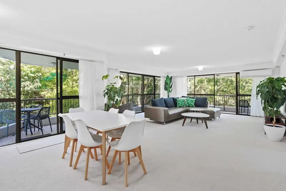 Burleigh Headland 2 Bedroom Stay, just a stones throw from the beach!